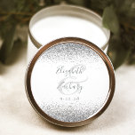 Pegatina Redonda Moderno Boda de borde Purpurina plateado blanco<br><div class="desc">Este elegante y moderno pegatina boda presenta un diseño purpurina plateado en el borde superior e inferior. Personalizar fácilmente el texto gris sobre un fondo blanco,  con los nombres de la novia y el novio en caligrafía de escritura a mano sobre un gran ampersand.</div>