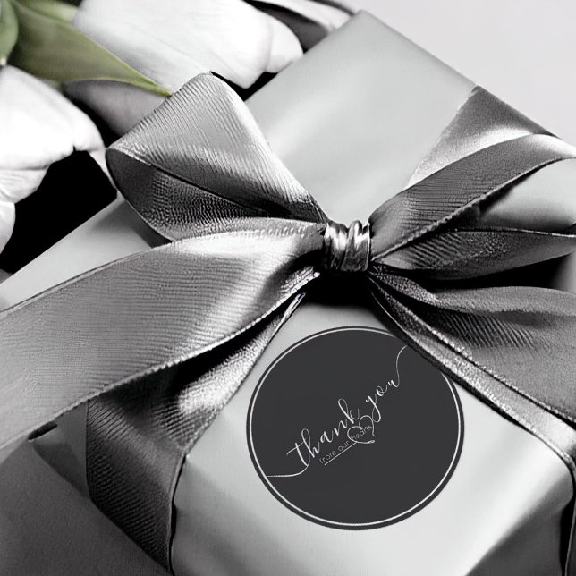 Pegatina Redonda Moderno Boda de caligrafía elegante en blanco y ne (elegant black and white wedding thank you sticker with elegant calligraphy script and heart)