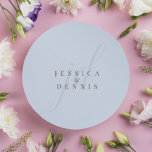 Pegatina Redonda Moderno Boda de monograma minimalista elegante de<br><div class="desc">Modern Minimal Elegante Script Monograma Boda Pegatina Redondo Clásico Añade un toque de elegancia a su boda con estos modernos, minimalistas y elegantes pegatinas redondos clásicos monocálmicos de guiones. Diseñados con los colores clásicos del café azul claro y romano, estos pegatinas son perfectos para sellar invitaciones, hacer bolsos de bienvenida...</div>