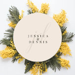 Pegatina Redonda Moderno Boda de monograma minimalista elegante de<br><div class="desc">Modern Minimal Elegante Script Monograma Boda Pegatina Redondo Clásico Añade un toque de elegancia a su boda con estos modernos, minimalistas y elegantes pegatinas redondos clásicos monocálmicos de guiones. Diseñados con los colores clásicos de Merino y negro, estos pegatinas son perfectos para sellar invitaciones, hacer bolsos de bienvenida o añadir...</div>