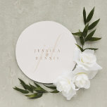 Pegatina Redonda Moderno Boda de monograma minimalista elegante de<br><div class="desc">Modern Minimal Elegante Script Monograma Boda Pegatina Redondo Clásico Añade un toque de elegancia a su boda con estos modernos, minimalistas y elegantes pegatinas redondos clásicos monocálmicos de guiones. Diseñados con los colores clásicos de boho (lino blanco) y muesli, estos pegatinas son perfectos para sellar invitaciones, hacer bolsos de bienvenida...</div>