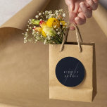 Pegatina Redonda Moderno Boda de monograma minimalista elegante de<br><div class="desc">Modern Minimal Elegante Script Monograma Boda Pegatina Redondo Clásico Añade un toque de elegancia a su boda con estos modernos, minimalistas y elegantes pegatinas redondos clásicos monocálmicos de guiones. Estos pegatinas, construidos con los clásicos colores azul marino oscuro y azul bridal, son perfectos para sellar invitaciones, bolsas de favores o...</div>