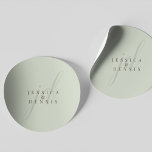 Pegatina Redonda Moderno Boda de monograma minimalista elegante de<br><div class="desc">Modern Minimal Elegante Script Monograma Boda Pegatina Redondo Clásico Añade un toque de elegancia a su boda con estos modernos, minimalistas y elegantes pegatinas redondos clásicos monocálmicos de guiones. Estos pegatinas, construidos con los colores clásicos de color verde sabio y marrón oscuro, son perfectos para sellar invitaciones, hacer bolsos de...</div>