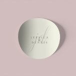 Pegatina Redonda Moderno Boda de monograma minimalista elegante de<br><div class="desc">Modern Minimal Elegante Script Monograma Boda Pegatina Redondo Clásico Añade un toque de elegancia a su boda con estos modernos, minimalistas y elegantes pegatinas redondos clásicos monocálmicos de guiones. Diseñados con los colores clásicos del marfil y el polvo de tormenta, estos pegatinas son perfectos para sellar invitaciones, favorecer bolsas o...</div>
