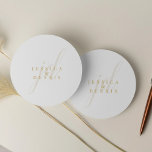 Pegatina Redonda Moderno Boda de monograma minimalista elegante de<br><div class="desc">Modern Minimal Elegante Script Monograma Boda Pegatina Redondo Clásico Añade un toque de elegancia a su boda con estos modernos, minimalistas y elegantes pegatinas redondos clásicos monocálmicos de guiones. Estos pegatinas están pintados con colores clásicos en blanco y oro, son perfectos para sellar invitaciones, hacer bolsos de bienvenida o añadir...</div>