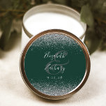 Pegatina Redonda Moderno Boda del Edge Purpurina Green Green Green<br><div class="desc">Este elegante y moderno pegatina boda presenta un diseño purpurina plateado en el borde superior e inferior. Personalizar fácilmente el texto gris plateado sobre un fondo verde oscuro,  con los nombres de la novia y el novio en caligrafía de escritura a mano sobre una gran ampersand.</div>