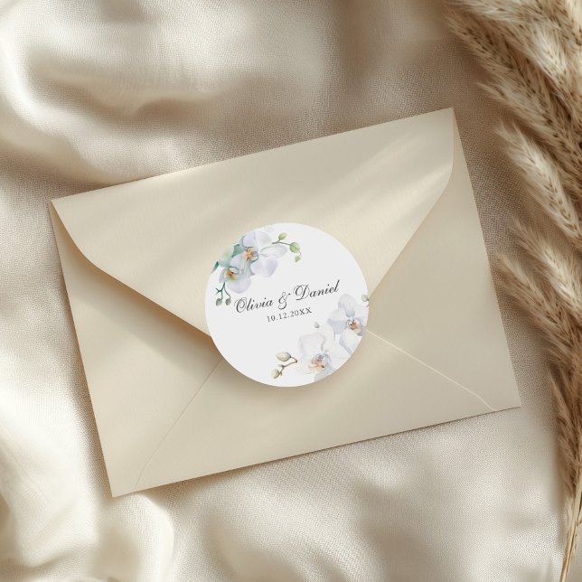 Pegatina Redonda Moderno Boda elegante de orquídeas blancas (Modern Elegant White Orchid Wedding Classic Round Sticker on a wedding envelope.)