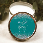 Pegatina Redonda Moderno Boda perimetral de Purpurina de plata azul<br><div class="desc">Este elegante y moderno pegatina boda presenta un diseño purpurina plateado en el borde superior e inferior. Personalizar fácilmente el texto gris plateado sobre un fondo azul verde azulado,  con los nombres de la novia y el novio en caligrafía de escritura a mano sobre un gran ampersand.</div>