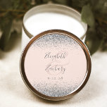 Pegatina Redonda Moderno Boda perimetral de Purpurina rosado  Rubor<br><div class="desc">Este elegante y moderno pegatina boda presenta un diseño purpurina plateado en el borde superior e inferior. Personalizar fácilmente el texto gris sobre un fondo rosa rubor,  con los nombres de la pareja en caligrafía escrita a mano sobre un gran ampersand.</div>