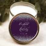 Pegatina Redonda Moderno Boda perimetral Purpurina morado-dorado-ne<br><div class="desc">Este elegante y moderno pegatina boda presenta un diseño purpurina plateado en el borde superior e inferior. Personalizar fácilmente el texto gris plateado sobre un fondo morado oscuro,  con los nombres de la pareja en caligrafía caligráfica a mano sobre un gran ancho de banda.</div>