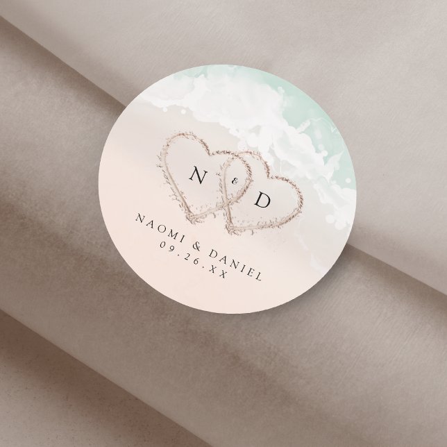 Pegatina Redonda Moderno guión Corazones Monograma Beach Wedding Fa (Modern Script Hearts Monogram Beach Wedding Favors Classic Round Sticker)