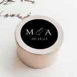 Pegatina Redonda Moderno y elegante Boda de Monograma Blanco y Negr<br><div class="desc">Elegantes etiquetas de boda monograma con sus iniciales mostradas con letras blancas en un fondo negro (o color de su elección). Personalice los stickers modernos de boda con su fecha boda a continuación. Los pegatinas en monograma en blanco y negro son perfectos para sellar sobres de invitación a bodas, favores...</div>