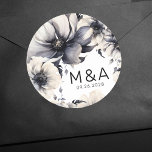 Pegatina Redonda Moderno y elegante Boho Boda floral blanco negro<br><div class="desc">Diseño moderno y sobrio de bodas florales negras y blancas. Un aspecto clásico pero caprichoso con flores negras, grises y cremas con fuentes negras y letras modernas. Edite todo el texto a su propia información. ¡Incluso puedes cambiar el color de fondo a lo que quieras! También tengo otros estilos similares...</div>