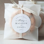 Pegatina Redonda Moderno y elegante guión Clásico Favor de la boda<br><div class="desc">Modern Elegant Script Classic Wedding Favor Round Pegatina cuenta un guión único de caligrafía combinado con un elegante tipo. La combinación en blanco y negro es perfecta para cualquier evento,  formal o informal.</div>