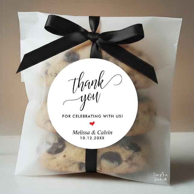 Pegatina Redonda Modernos Bodas Clásicos Gracias A Los Regalos (Modern Wedding Classy Thank You Gifts Classic Round Sticker in black and white, little red heart)