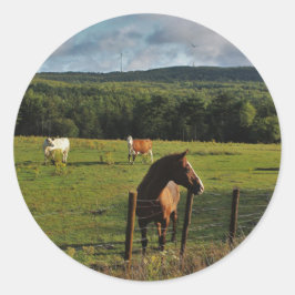 Pegatina Redonda Molinoes de viento en la distancia