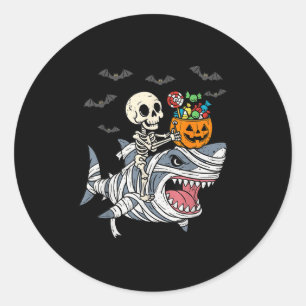 Pegatina Redonda Momia de tiburón montando esqueleto Halloween niño