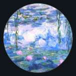 Pegatina Redonda Monet Pink Water Lilies<br><div class="desc">Un pegatina redondeado de nenúfares rosa de Monet con bonitas nenúfares de agua rosada flotando en un estanque azul tranquilo con colchonetas de lirios. Un gran regalo de Monet para los amantes del impresionismo y del arte francés. Impresionismo natural sereno con flores y paisajes pintorescos de estanques.</div>