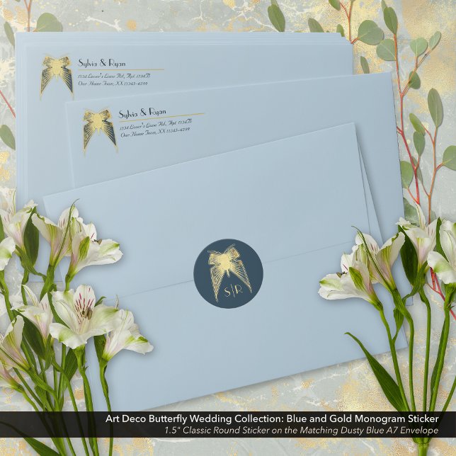 Pegatina Redonda Monograma azul de mariposa Art Deco (Art Deco Butterfly Blue and Gold Monogram Round Sticker on the Dusty Blue Envelope.)