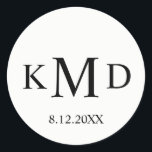 Pegatina Redonda Monograma blanco negro clásico Boda de novia Groom<br><div class="desc">Clásicos y elegantes stickers de boda en blanco y negro. Novia,  Groom y iniciales de apellido. El color de fondo se puede cambiar para adaptarlo a su esquema de color. Perfecto para la decoración de la mesa de recepción,  sobres,  favores,  gracias ... Contacte con el diseñador para más variaciones.</div>