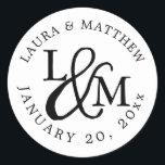 Pegatina Redonda Monograma Boda blanco<br><div class="desc">boda característica sus iniciales trabajadas en un diseño de monograma,  junto con un marcador de script decorativo. Sus nombres y la fecha de su boda aparecen con letras blancas,  curvadas alrededor del exterior.</div>