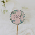 Pegatina Redonda Monograma Boda de follaje tropical<br><div class="desc">Los pegatinas de moda de la isla con acuarela verde son el toque final perfecto para sus invitaciones de boda o favores. El diseño presenta hojas tropicales de palmera rodeando sus iniciales y la fecha boda, sobre un fondo rosa de color rosa chocante. Ideal para bodas de verano, de playa...</div>