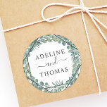 Pegatina Redonda Monograma Boda de la vegetación geométrica elegant<br><div class="desc">Elegante pegatina de novios con un estilo orgánico moderno que combina un marco geométrico de diamante con follaje botánico verde y una bella tipografía. El diseño de la vegetación acuática incluye una guirnalda de eucalipto, hojas y ramas de eucalipto de plata en suaves tonos verdes de menta, verde, oliva y...</div>