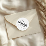 Pegatina Redonda Monograma Boda de tipografía de lujo<br><div class="desc">Nuestra colección "Typography" (tipografía lujosa) incluye un hermoso guión de caligrafía personalizado con amplios remolinos en Relieve metalizado falso de diferentes colores junto con el doble borde de Relieve metalizado. Toda la secuencia de comandos para la personalización se encuentra en un tipo de letra serif elegante. Puede optar por mezclar...</div>
