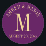 Pegatina Redonda Monograma Boda morado y dorado<br><div class="desc">Pegatina en monograma morado y dorado con fecha boda para invitaciones o favores. Personalice como prefiera.</div>
