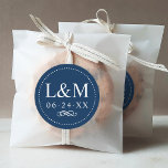 Pegatina Redonda Monograma clásico elegante de boda azul de la mari<br><div class="desc">El diseño formal de pegatina con favores de boda azul marino presenta una hermosa tipografía con letras de bloques clásicas. El texto del monograma del personalizado se puede personalizar con las iniciales del nombre de la novia y del novio y la fecha del boda. El diseño está enmarcado por un...</div>
