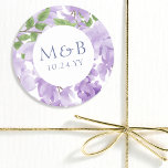 Pegatina Redonda Monograma color morado Wisteria Boda floral<br><div class="desc">Las etiquetas de boda floral Wisteria de color púrpura Monograma presentan una elegante glicinia de color agua con flores de lavanda suave y morado con hojas verdes sobre un fondo blanco con su monograma y la fecha boda a continuación. Diseñado por Evco Studio www.zazzle.com/store/evcostudio</div>