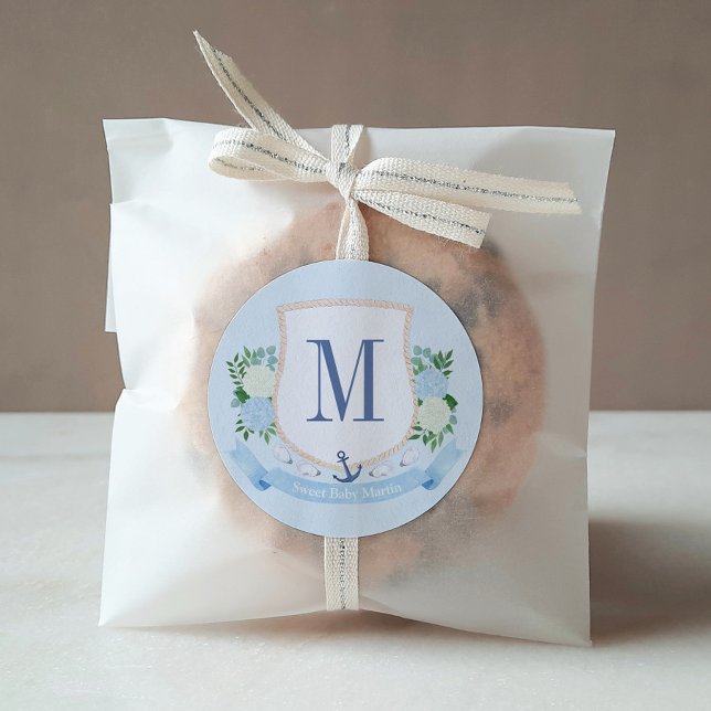 Pegatina Redonda Monograma Costero sin tiempo Favor de Baby Shower (Blue and white coastal monogram crest favor stickers for a stylish baby shower to welcome a baby boy)