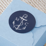 Pegatina Redonda Monograma de ancla náutica azul de la marina<br><div class="desc">Complete sus necesidades de papelería náutica con este pegatina de monograma de anclaje. Perfecto para sellos para sobres y bolsos.</div>