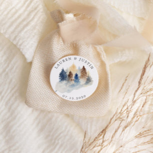 Pegatina Redonda Monograma de árboles de acuarela de montaña rústic