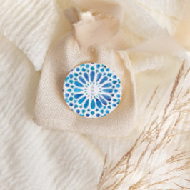 Pegatina Redonda Monograma de Baldosa Azul del Mediterráneo