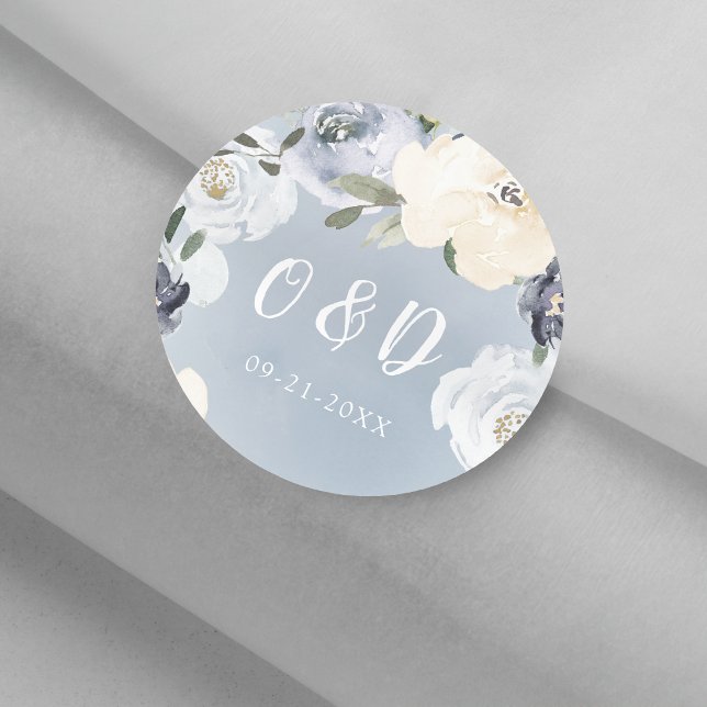 Pegatina Redonda Monograma de Boda azul polvoriento botánico en flo (Blooming botanical dusty blue Wedding monogram Classic Round Sticker)