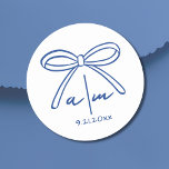 Pegatina Redonda Monograma de Boda caprichoso azul con arco<br><div class="desc">Mano Azul Dibujada Bow Boda Whimsical Monograma Pegatina Redondo Clásico. Pegatinas de casamiento redondo inspiradas en Europa minimalista. Estos pegatinas redondas simples y elegantes son el toque perfecto para sellar sobres, decorar favores o añadir un elemento personalizado a los detalles de su boda. Inspirado en la eterna estética francesa, italiana...</div>