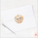 Pegatina Redonda Monograma de Boda Rústico de fondo de disco de mad<br><div class="desc">Captura el encanto rústico de tu próximo boda con este Pegatina de Monograma Rústico Boda de Fondo de Madera Personalizado. Con un fondo de carpintería con anillos, este pegatina le permite añadir un toque personal personalizándolo con sus propias iniciales. La forma redonda y la huella de madera de este pegatina...</div>