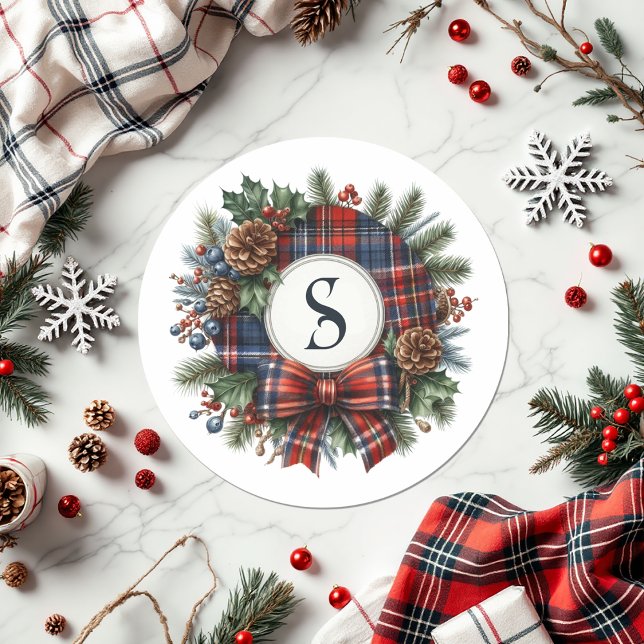 Pegatina Redonda Monograma de corona de cuadros antiguos Navidades  (Vintage Plaid Wreath Monogram Christmas Holiday Classic Round Sticker)