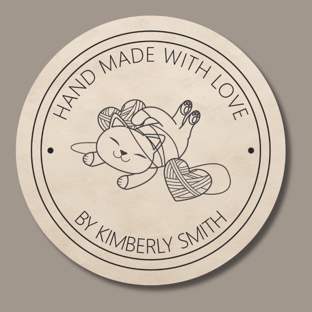 Pegatina Redonda Monograma de gato con mano yarn hecho con amor (Subido por el creador)