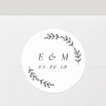 Pegatina Redonda Monograma de Laurel Wreath Boda<br><div class="desc">pegatinas/etiquetas monocromáticas circulares de diseño personalizado con una elegante corona de laurel dibujada a mano. Personaliza con las iniciales/monogramas y fecha de boda de pareja/novia y novio. Estos pegatinas/etiquetas modernos y elegantes son perfectos para añadir un toque de estilo a los sobres bodas,  invitaciones,  regalos,  favores,  etc.</div>