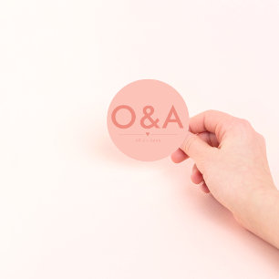 Pegatina Redonda Monograma de sobres Boda moderno   Coral claro