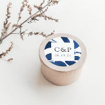 Pegatina Redonda Monograma del Boda botánico presionado<br><div class="desc">Termine sus invitaciones o favores matrimoniales con estos elegantes pegatinas botánicos con sus iniciales y fecha boda enmarcada por brotes de color azul cobalto sobre un fondo blanco. Coordina con nuestra colección de bodas Botánicos Presionados en Indigo.</div>