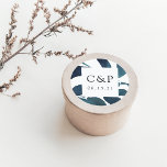 Pegatina Redonda Monograma del Boda botánico presionado<br><div class="desc">Termine sus invitaciones de boda o sus favores con estos elegantes pegatinas botánicos con sus iniciales y fecha boda enmarcados por estribos de vivos color azul verde azulado oscuro sobre un fondo blanco. Coordina con nuestra colección de bodas botánicos pressed en Ultramarine.</div>