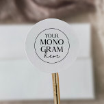 Pegatina Redonda Monograma del Boda clásico moderno de color blanco<br><div class="desc">Estos modernos y negros pegatinas de monograma bodas clásicos de la colección Meghan son perfectos para un boda personalizado. Da a tu boda un aspecto de marca de primera calidad al subir tu monograma de boda o escudo personalizado a las plantillas fáciles de usar de la colección MEGHAN de Fresh...</div>