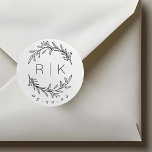 Pegatina Redonda Monograma del Boda de guirnaldas botánicas de arte<br><div class="desc">pegatinas en monograma boda diseñados por personalizados con una elegante corona botánica de estilo dibujada a mano con las iniciales de la pareja y fecha boda. Perfecto para la boda,  ahorra las fechas,  sobres,  paquetes de favores de boda y más.</div>