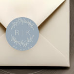 Pegatina Redonda Monograma del Boda de guirnaldas botánicas de arte<br><div class="desc">pegatinas en monograma de boda diseñados por personalizados con una elegante corona botánica beige de estilo blanco dibujada a mano con las iniciales de la pareja y fecha boda sobre un polvoriento fondo azul. Perfecto para la boda,  ahorra las fechas,  sobres,  paquetes de favores de boda y más.</div>