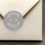 Pegatina Redonda Monograma del Boda de guirnaldas botánicas rustica<br><div class="desc">pegatinas en monograma de boda botánico diseñado por personalizados que presentan una elegante corona beige blanca con las iniciales de la pareja y la fecha boda sobre el fondo de color marrón gris. Perfecto para la boda,  ahorra las fechas,  sobres,  paquetes de favores de boda y más.</div>