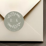 Pegatina Redonda Monograma del Boda de guirnaldas botánicas rustica<br><div class="desc">pegatinas en monograma de boda botánico diseñado por personalizados que presentan una elegante corona beige blanca con las iniciales de la pareja y la fecha boda sobre el fondo del color de la salvia. Perfecto para la boda,  ahorra las fechas,  sobres,  paquetes de favores de boda y más.</div>