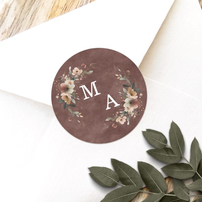 Pegatina Redonda Monograma del Boda de guirnaldas rojas de arcilla  (Seal your wedding details with love using our custom monogram stickers, tailored for elegance.)